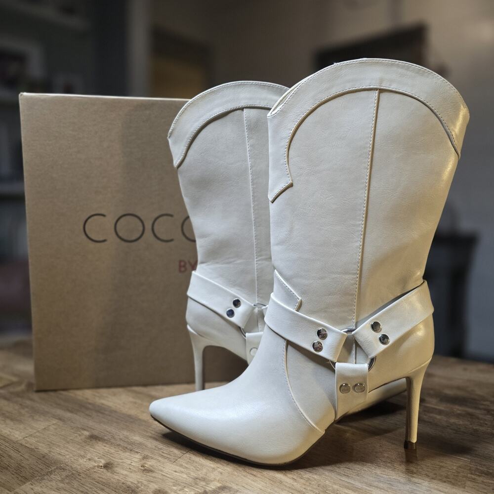 COCONUTS by Matisse Avaline Ivory Pointed Toe Heeled Pull On Boots Womens 8M NEW